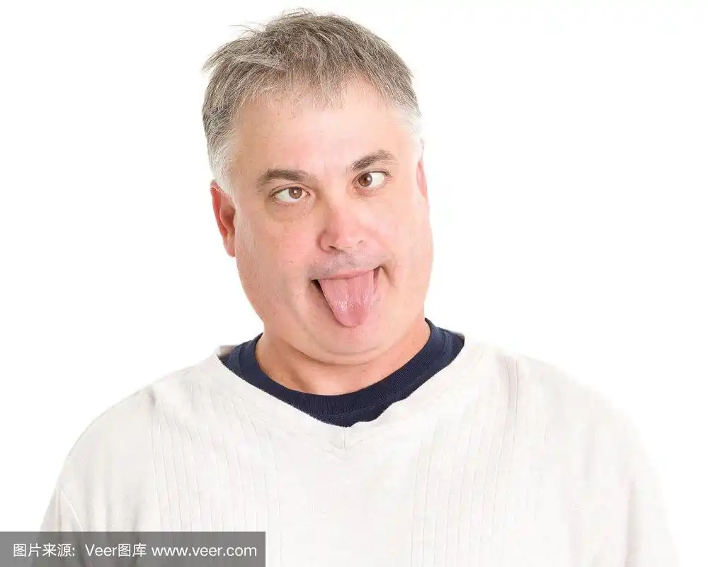 成熟的男人伸出舌头做鬼脸