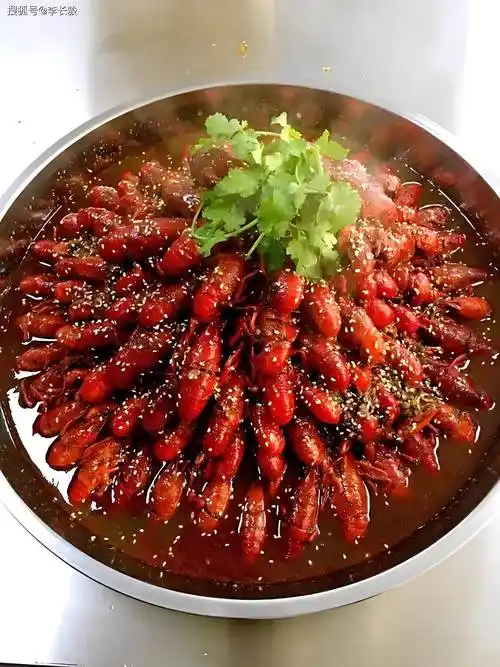吃小龙虾的季节到了,让你一饱口福,肉质鲜嫩蒜香味浓,上桌就抢光_时候