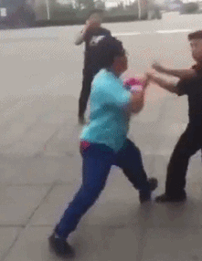 打架搞笑逗逼雷人gif动图_动态图_表情包下载_soogif