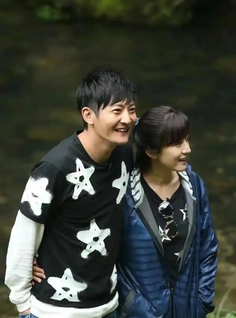 陆毅的老婆是郭京飞老婆的姐姐,郭京飞要叫陆毅一声姐夫.