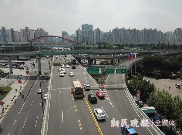 昨天,随着一辆"拉链车"在沪闵高架(漕溪立交-蒲汇塘路)开启作业,本市