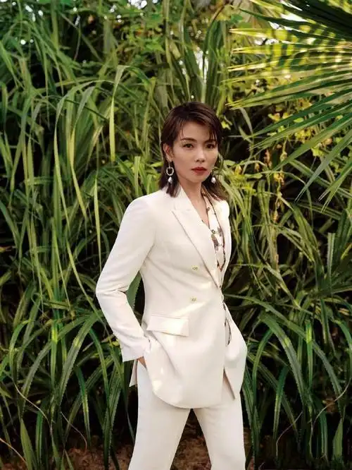 刘涛女神在一些正式的场合选择的穿搭都是低调又高级感满满的衣服,看