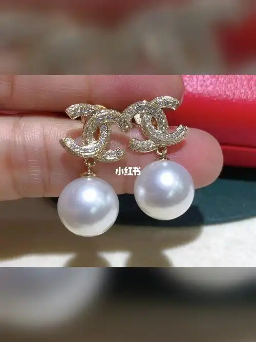 香奈儿经典款18k金钻石镶嵌澳白耳环