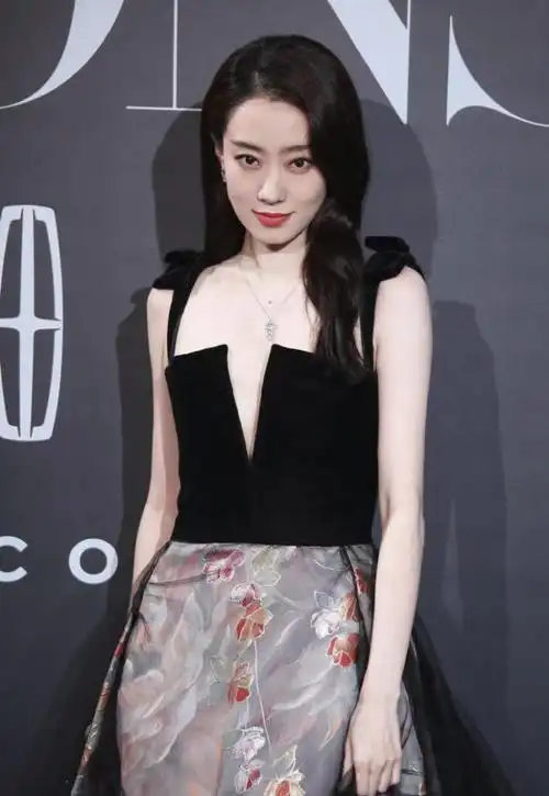 2年后的张小斐,从爆红到被"打回原形",是娱乐圈的"悲哀"!