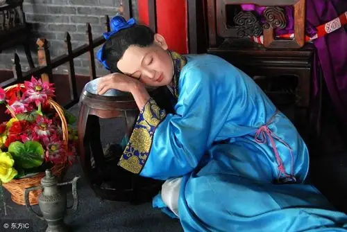 法器,第一个是葫芦,就是铁拐李背着的大葫芦;第二个是药篮,蓝釆和手