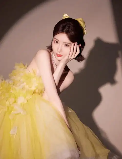 毛晓彤身穿嫩黄色花瓣公主裙,少女感十足,可爱迷人!_高清图集_新浪网