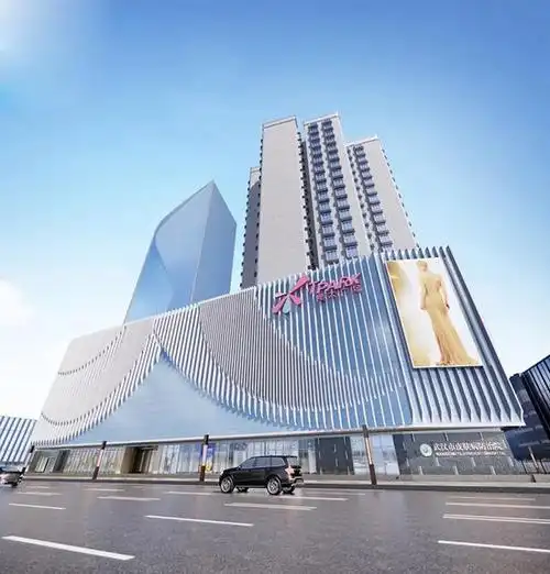 隆太广场外立面造型独特,特别是在灯光下,犹如缓缓升起的幕布,吸引着