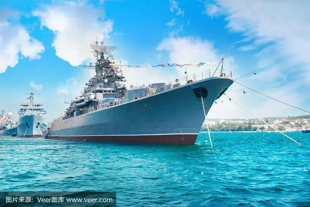 海湾里的一艘海军军舰