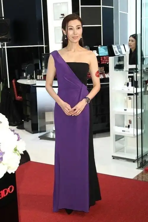 李嘉欣挺会扮嫩的,穿薄荷绿薄纱裙挡不住身材,身高直逼老公