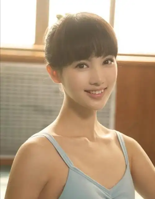 金晨19岁旧照曝光:脸庞圆润鼻子大,与31岁的脸瘦嘴歪大有不同