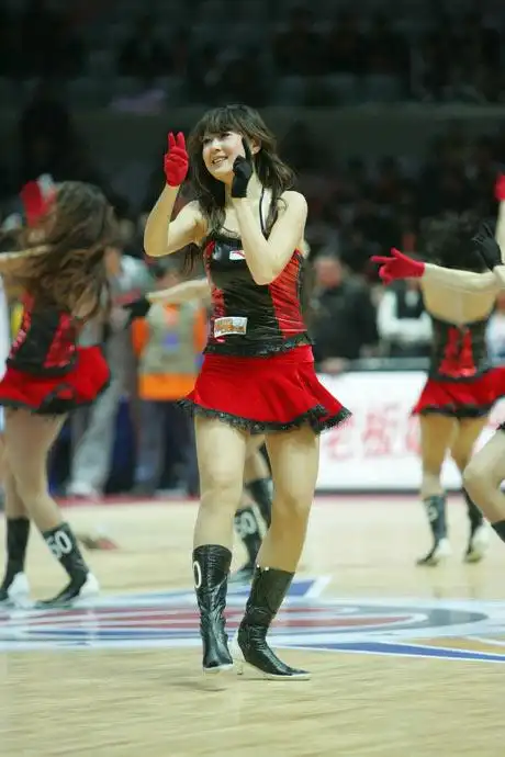 图文:cba全明星星锐挑战赛 美女啦啦队劲舞