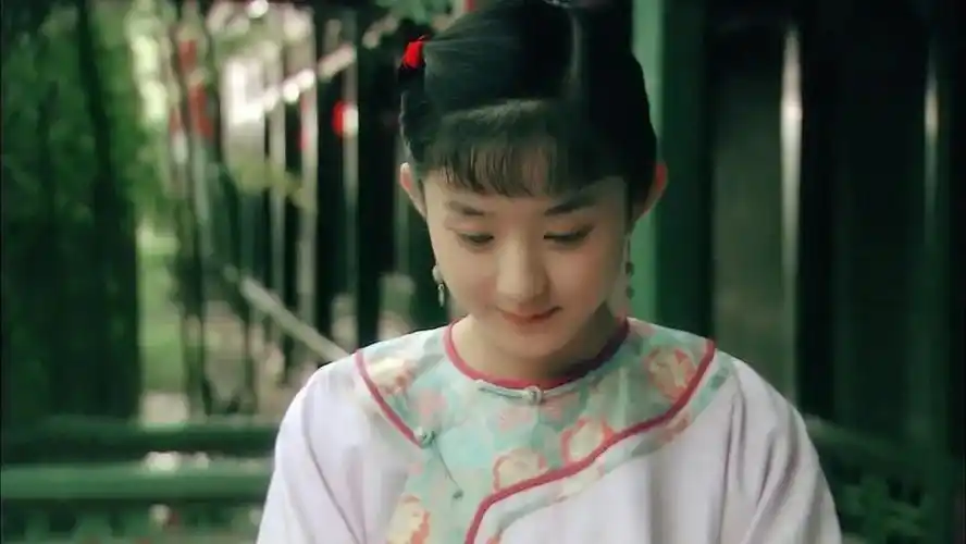 出演《苍穹之昴》时,赵丽颖只有22岁,在剧中将玲儿安分平和的性格展示