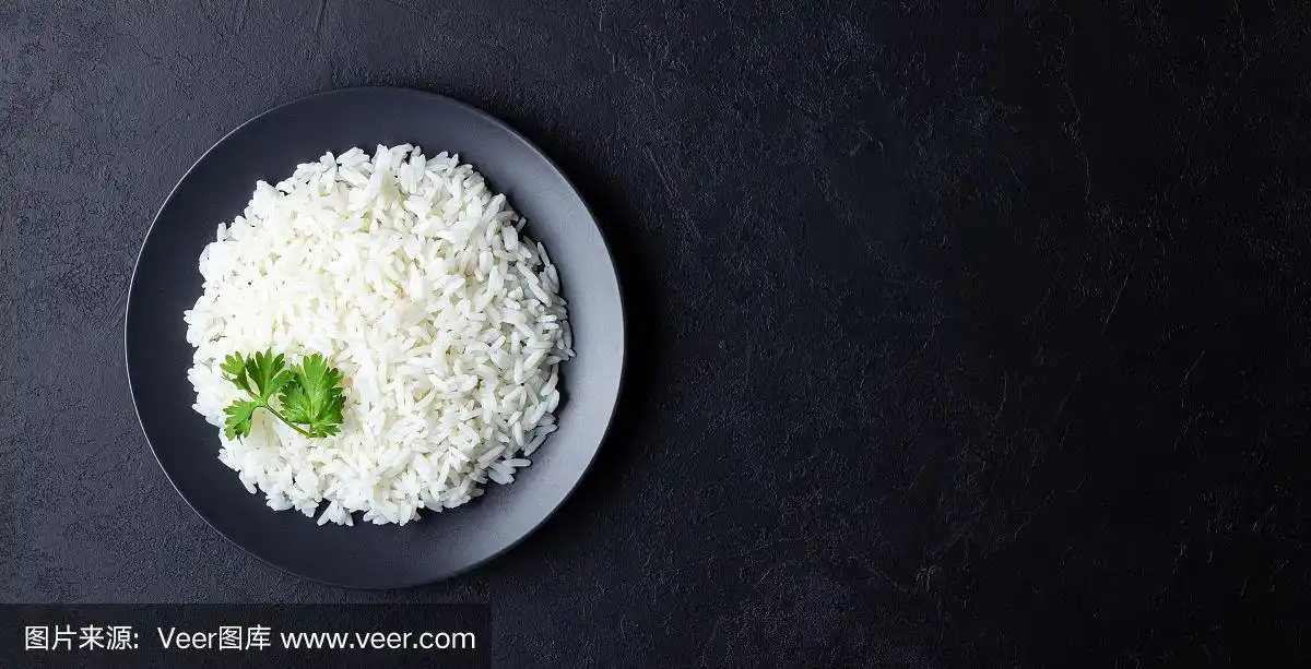 黑盘子里的米饭.