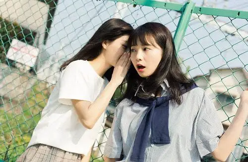 闺蜜情谊大过天!以后合照都该这么拍!