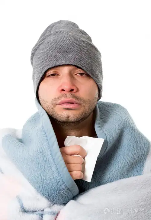 生病的年轻人有温度流行性感冒烟流感病毒感染着鼻涕的鼻子