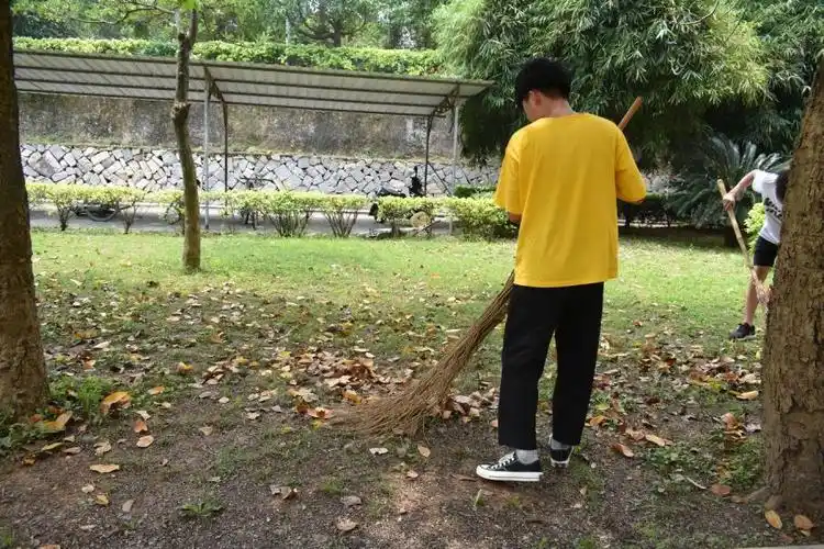 根据安排,我系学生集中参加了系部周边环境卫生清理.