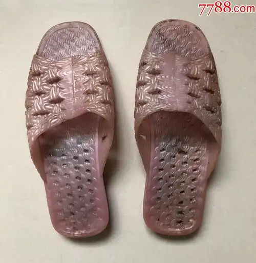 拖鞋￥309品99手工老布鞋￥158品99棉鞋1双￥308品99老式凉鞋