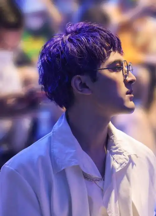 演员,制片人迪力亚观秀中国国际时装周,脱离传统引领时尚潮流