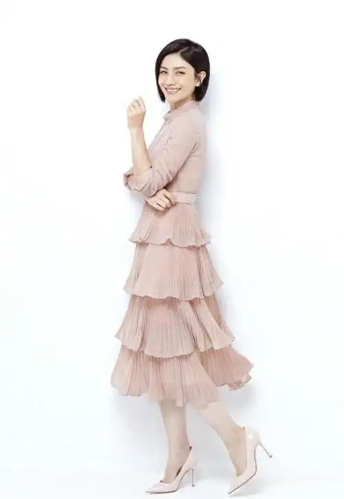 胡可的少女感太强穿黄色条纹衬衫裙亮相剪了短发年轻不止10岁