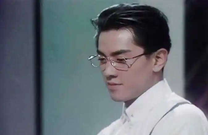 当时郑伊健只有22岁,这是他第一部电视剧,金丝眼镜,西装革履,短发