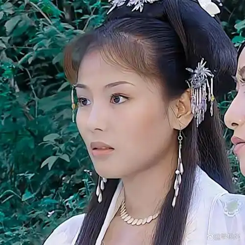 两人误入人妖仙三界之间的"半步多",与急于积累功德成仙的白素贞,小青