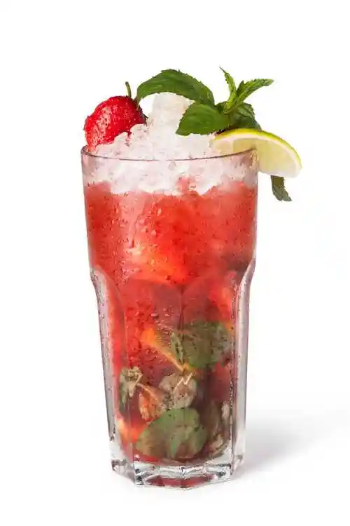 加冰的红色果汁饮料