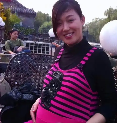 回顾主持人郑丽赵普的妻子是谣言37岁低调做妈妈丈夫是普通人