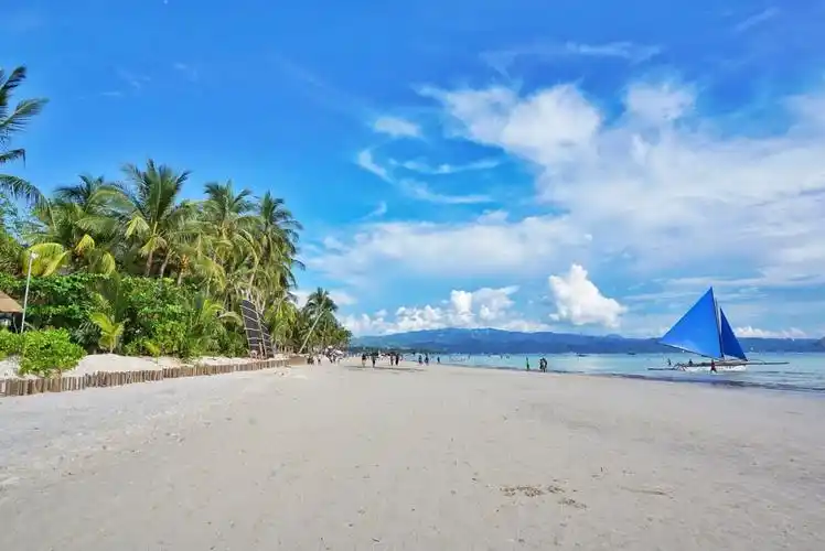 名的白沙滩,由大片珊瑚磨碎而成,沙质细腻洁白,s1是最好的区域,在这里