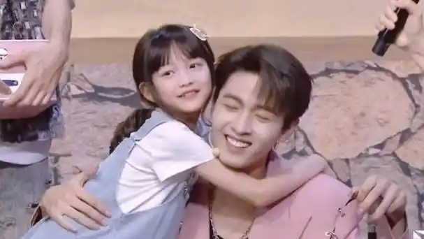 秦霄贤抖音奇妙欢喜派对##秦霄贤#昨晚@秦霄贤给小妹妹扎头发全过程