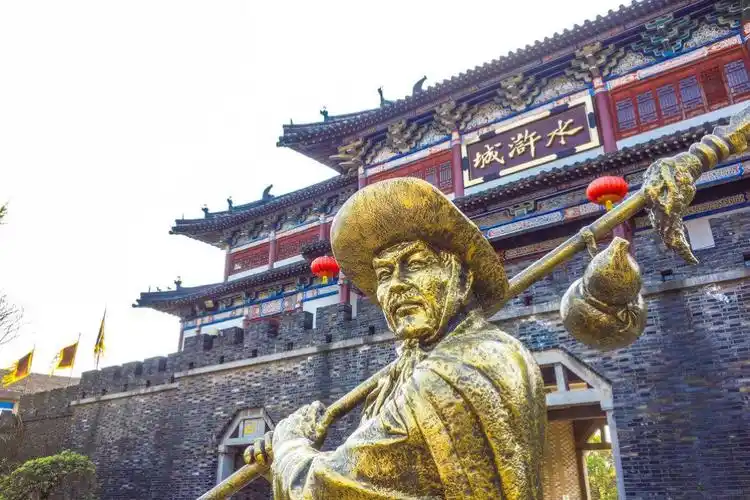 水浒城始建于1987年,重要建筑有清明上河图街,沿山势建有梁山码头,寨