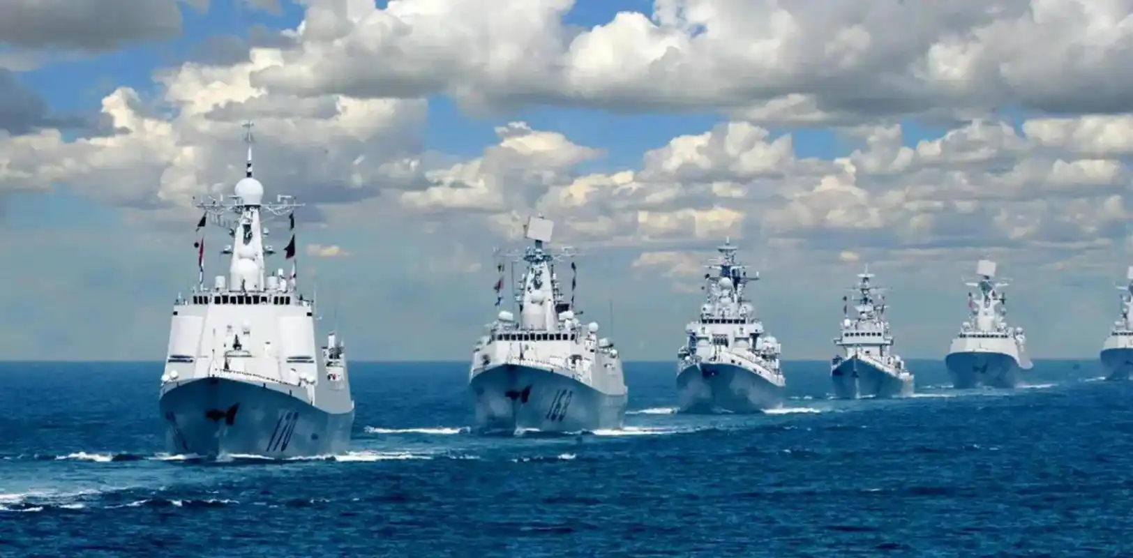 中国海军现役总兵力为24万人,分为水面舰艇部队,潜艇部队,岸防部队