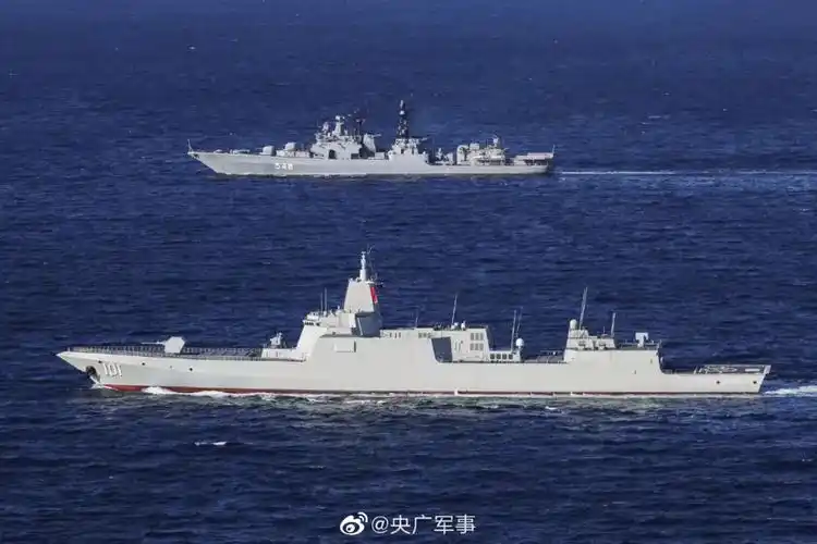 近日,055级万吨大驱首舰南昌号在052d级导弹驱逐舰,054a级导弹护卫舰