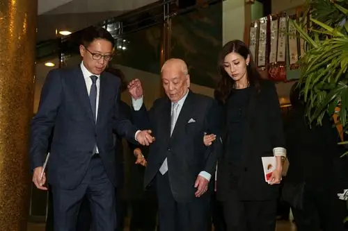 许晋亨李嘉欣夫妇搀扶许世勋.