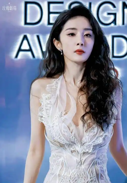 杨幂穿薄如蝉翼般蕾丝纱裙勾勒婀娜曼妙好身材,美艳动人 又纯又欲