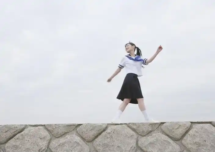 行走的美少女高清图片