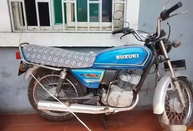 农村爷爷还在骑的摩托车80年代进口的铃木tr125二冲程摩托车