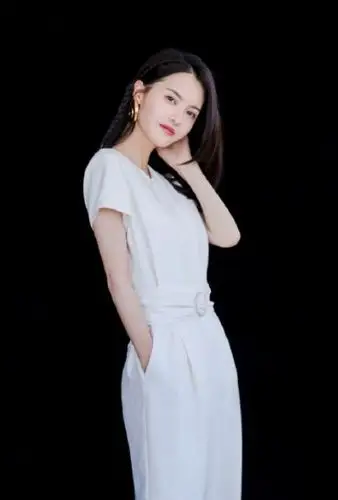 33岁张芷溪显老气?看完她才发现金瀚的眼光,怪不得官宣了