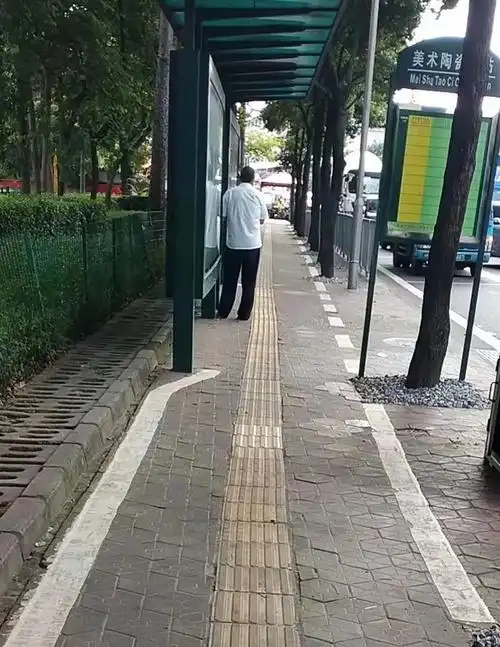 盲人行走很不安全提升前74变化二盲道取直了,盲人的通行更顺畅72