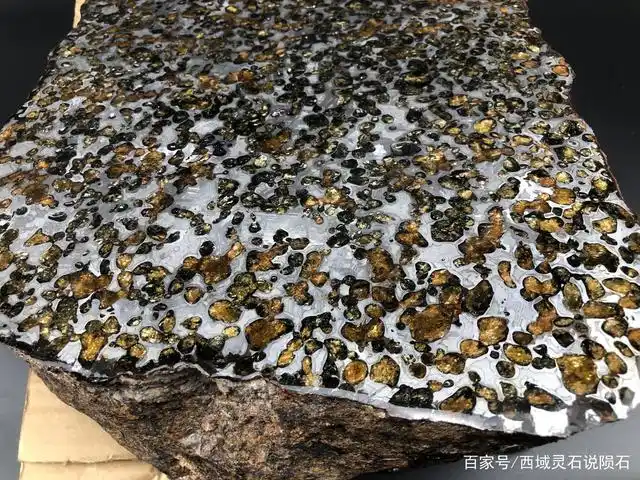 地表货最明显的特征就是锈层薄,表面能看到裸露的橄榄石晶体,陨石内部