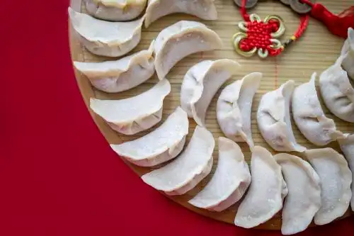 红色背景上的手工水饺