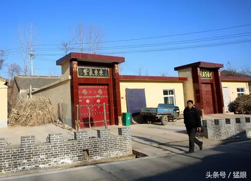 这里人宁愿穿不好,吃不饱,也要建高门大院,孩子找媳妇都容易