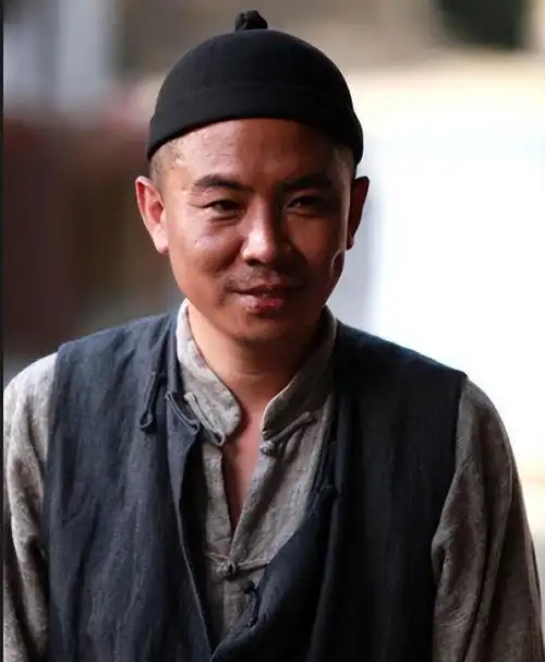 演员白红标并非是科班出身,1999年以歌手身份出道,先后出了专辑《谁都