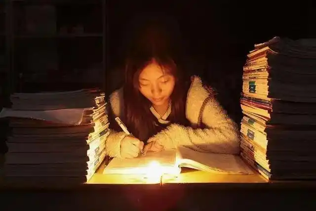 江西有一个高一女生,凌晨一点多钟还在灯下写作业,父亲关心了几句