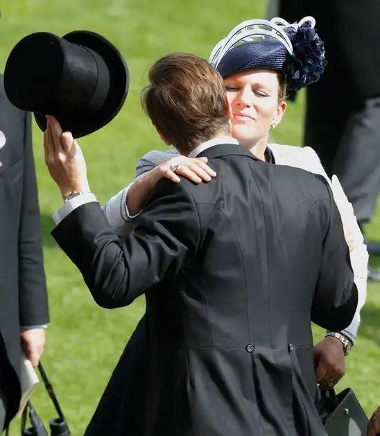 而这此句子都是与帽子有关;再加男士在街上遇到熟人要脱帽行礼,以示