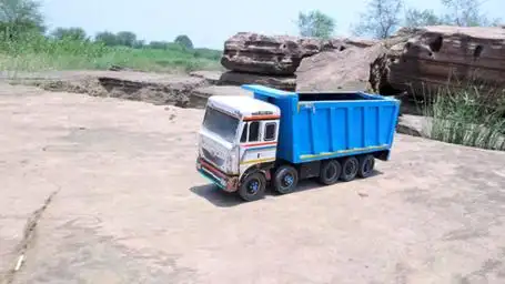 拖拉机事故拉出翻斗车