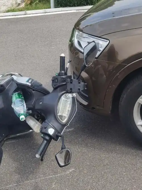 崩溃被逆行的外卖摩托撞了