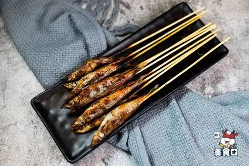 多春鱼比香气更诱人的是它的口感,软糯干香一口就被俘虏,嚼劲十足的与