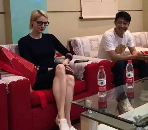 撒贝宁外籍妻子李白北大露面身材傲人皮肤白皙