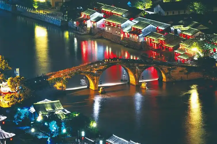 看了他的照片,两个欧洲人千里迢迢跑到杭州!人民日报来点赞!