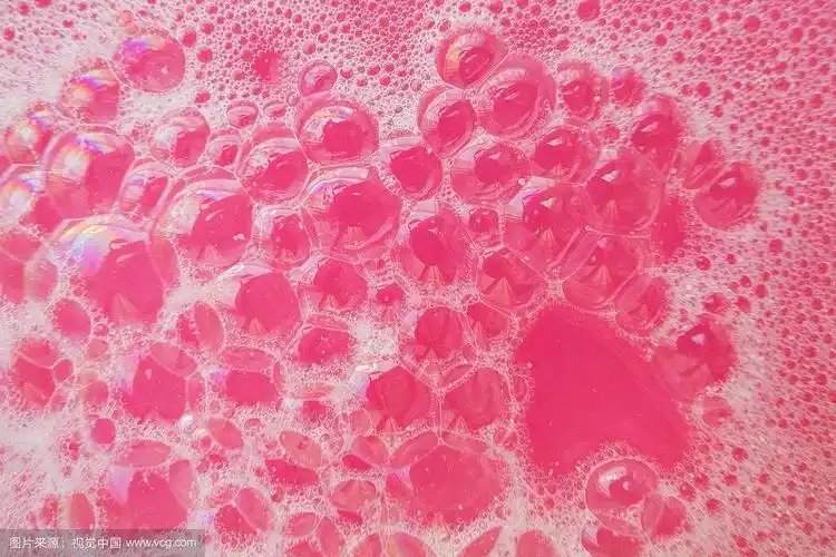 粉红色的肥皂泡.从肥皂中提取紫色泡泡作为背景.